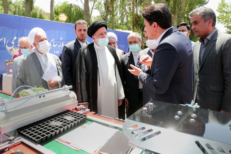 بازدید رئیس جمهور از نمایشگاه توانمندی‌های شرکت‌های دانش‌بنیان  پارک علم و فناوری جهاددانشگاهی استان کرمانشاه